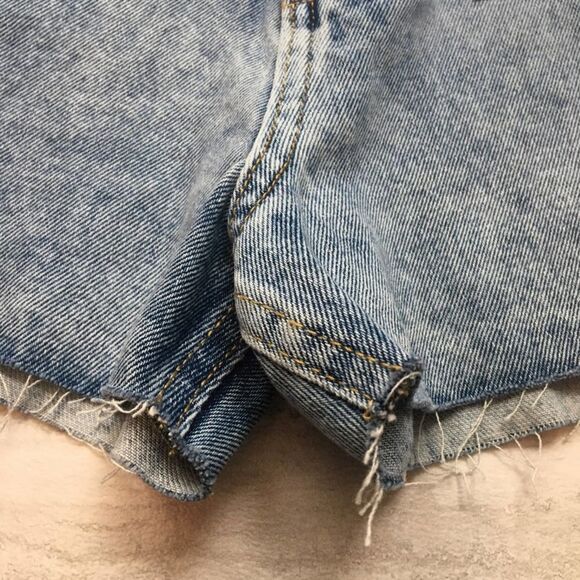 Chelsea Ultra High-Rise Acid Wash Raw Hem Jean Shorts 7 Junior's Charlotte Russe - Picture 3 of 12